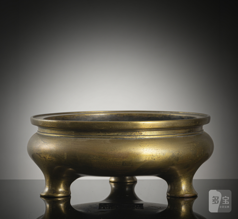 A flat heavy cast incense burner made of gold-coloured bronze on three short feet - 图2